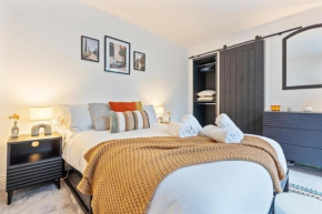 Cozy and Quiet Central 2 minutes walk from Main Street flat w Garden